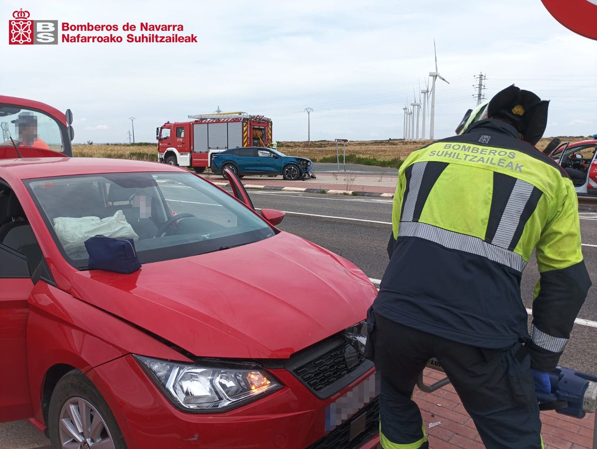 bomberos_na's tweet image. Intervenimos la tarde del #domingo en una colisión en la N-121 (#Caparroso) con 3 personas trasladadas al HUN

Atendemos heridos, abrimos carretera para circulación segura, inertizamos y desconectamos baterías de vehículos

#ParquePeralta
#ASVA
#ASVB
@salud_na 
@policiaforal_na