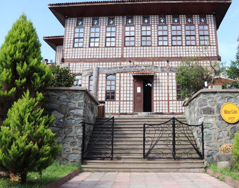 OkuneOrg's tweet image. #Hopa, Trabzon'un 150 km doğusunda bir sahil kasabasıdır. 
16. yüzyıla dek hiçbir belgede geçmeyen ismini anlamlandırmaya yönelik en makul girişim #EvliyaÇelebi'ye aittir. Seyahatnamesinde halk etimolojisi tarzında absürt sözköken açıklamalarına sıkça yer veren seyyah… &amp;gt;&amp;gt;…