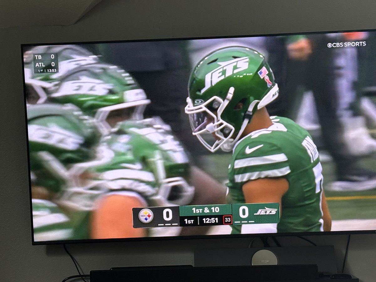 chknlomein's tweet image. (extremely Terrell Owens voice):

THATS MY QUARTERBACK 

#justinfields