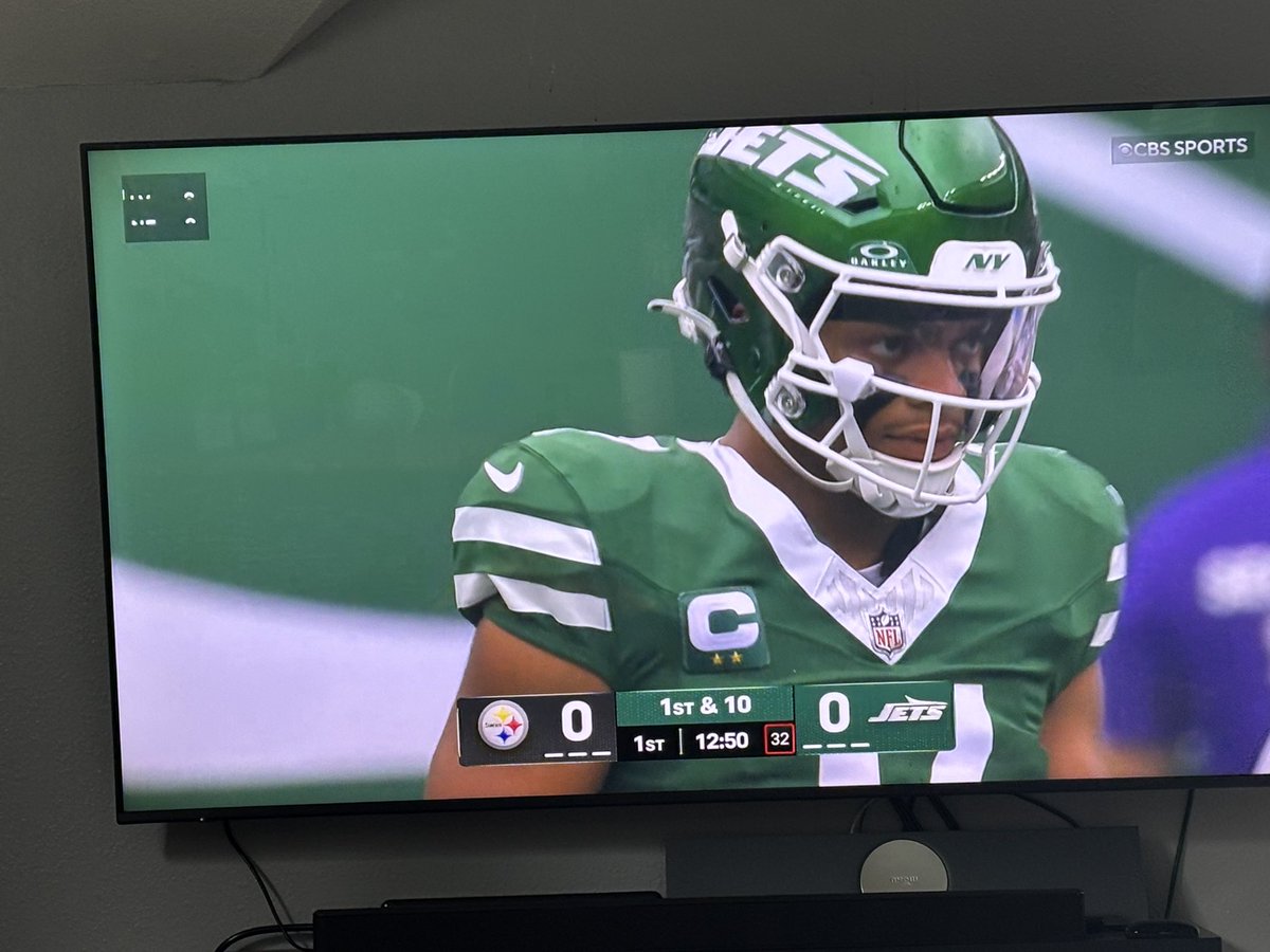 chknlomein's tweet image. (extremely Terrell Owens voice):

THATS MY QUARTERBACK 

#justinfields