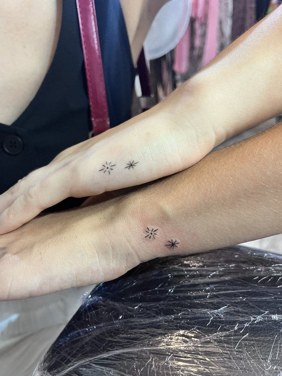 holy_groundd13's tweet photo. no laura y yo quedando y de la nada tatuándonos unas sparks de sparks fly…. https://t.co/7VtT7LQJQh