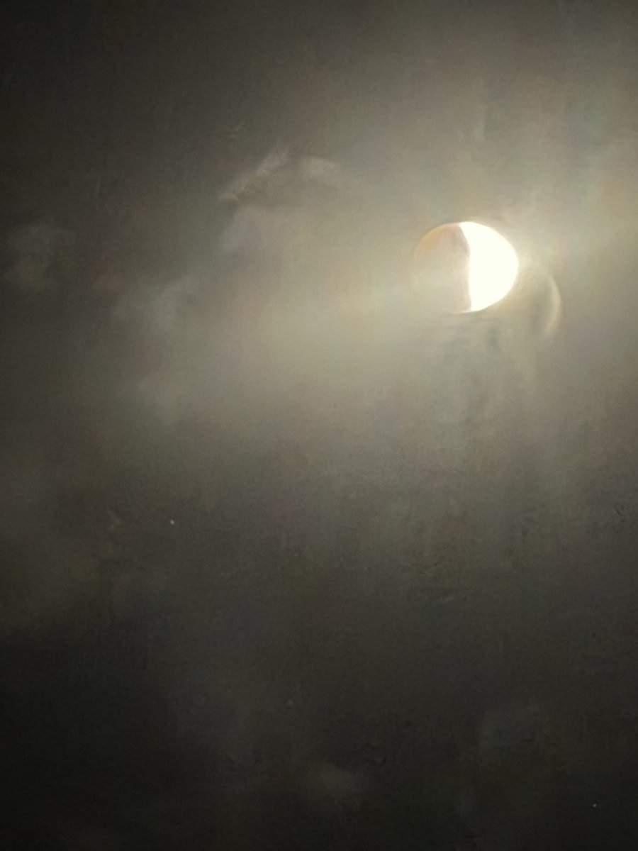 اللهمً ارحمنا إذا برق البصر وخسف القمر و جمع الشمس والقمر اللهم أنا نستغفرك ونتوب اليك فألطف بنا وارحمنا لا اله أنت سبحانك أنا كنا من الظالمين