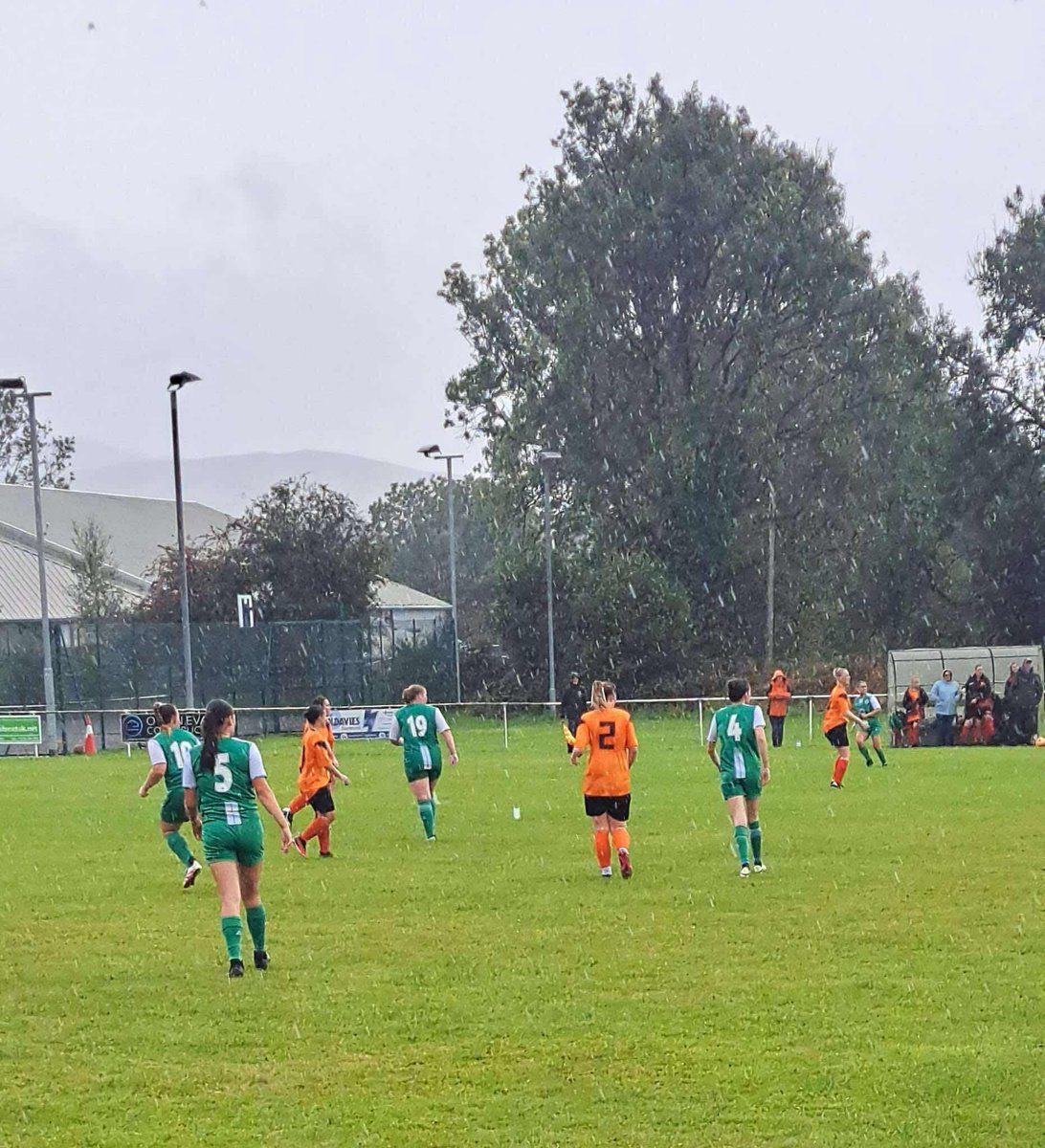TurfsLadies's tweet image. We finish our pre-season with a friendly win over @Bontfc Ladies. Despite the rain, good game of football with plenty tactics tried out. Thanks Bont and good luck for the season. 

⚽️⚽️⚽️⚽️ Llio
⚽️Delun
⚽️@vikkioakes1998 
⚽️ Alaw