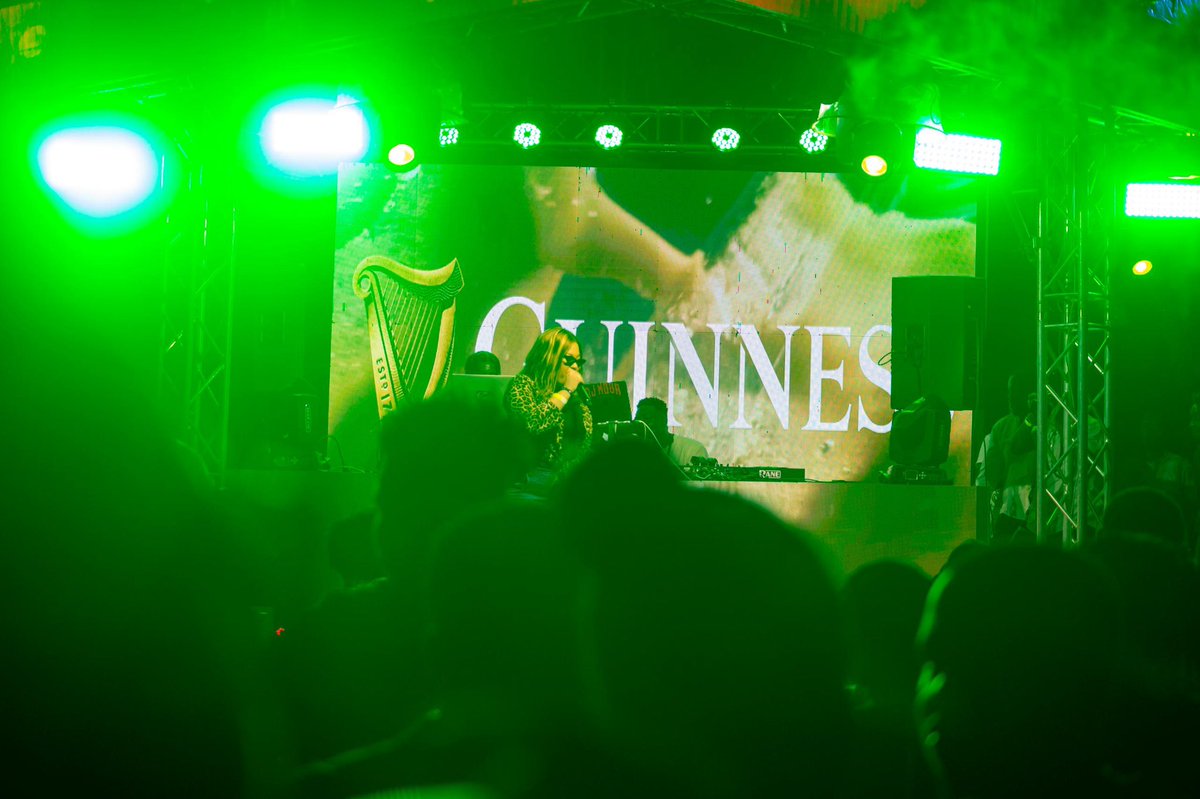 This time <a href="/Autop_Kemissa/">DJ KEMISSA</a> left the platines for the mic 🎤 Hosting one of the hottest DJ shows in town.
Different role, but Always Au 🔝

📷: <a href="/chokarella/">Chokarella</a> | Michelot 

#AtisAnkre #AuTopKemissa #GuinnessFest #Summer2025