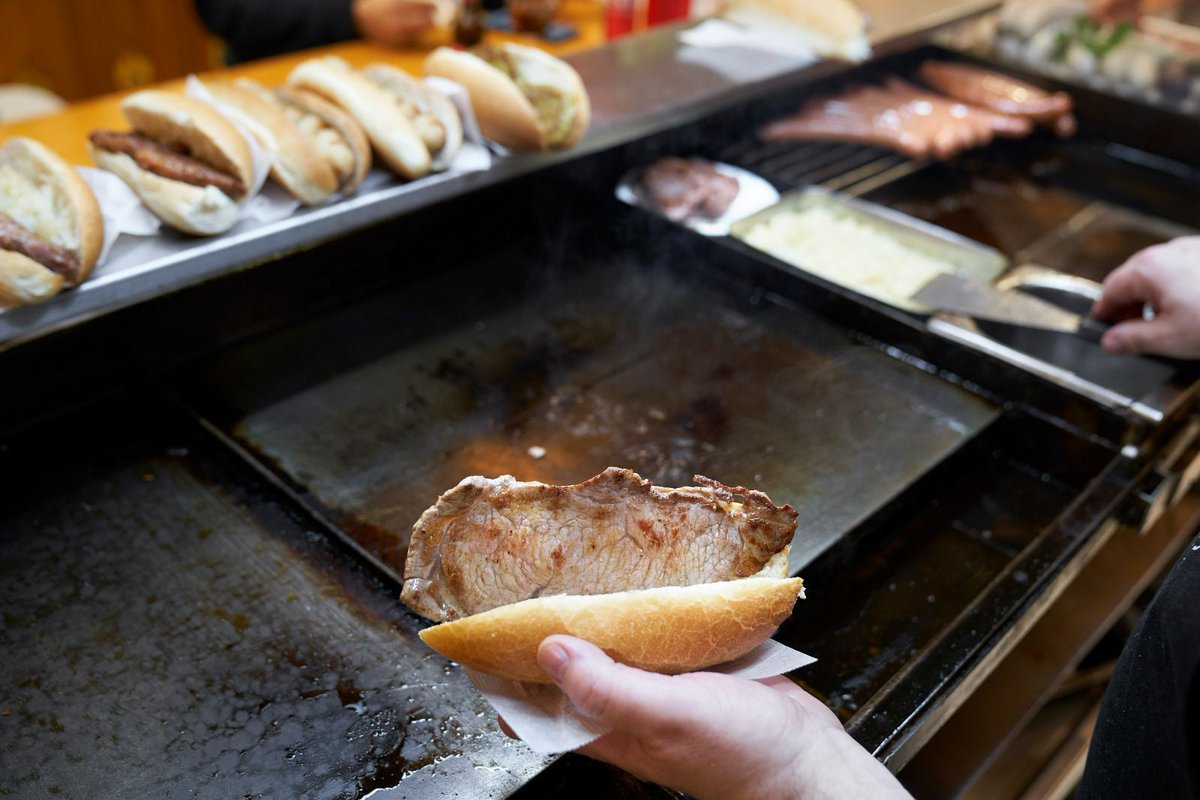 🔥 El fum ho diu tot: l’entrepà de llom surt de la planxa amb olor de cuina autèntica.
Pa cruixent, llom tendre i el punt just de calor.
👀 El fum avisa.
✨ Vine i deixa’t portar pel sabor.
#CasaValles #EntrepàDeLlom #FetALaPlanxa #SaborAutèntic