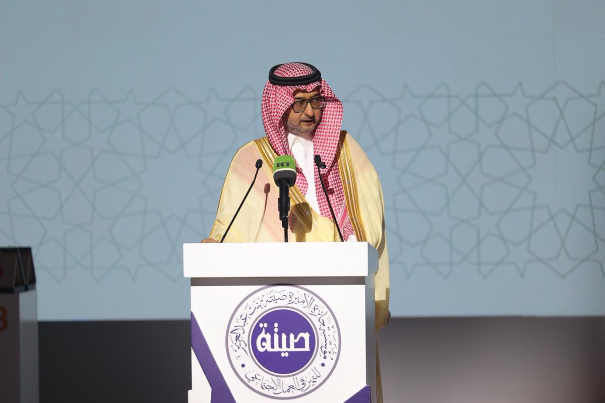 عضو مجلس أمناء #جائزة_الأميرة_صيتة نائب رئيس اللجنة التنفيذية سمو الأمير سعود بن فهد بن عبدالله خلال كلمته في الحفل:
•سعداء بتكريم روَّاد العطاء والاحتفاء بنماذج مُشرقة جسّدت قيم العمل الاجتماعي النبيل.
•الجوائز الاجتماعية رسالة وفاء وتقدير للمهتمين بخدمة المجتمع.
•ودليل على