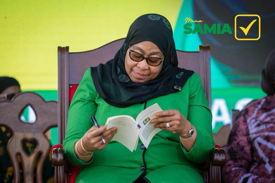 SuluhuSamia's tweet photo. Leo nikiwa njiani kutoka Iringa kuelekea Dodoma nilisimama kuwasalimu na kuzungumza na wananchi wa Mlowa, Jimbo la Mvumi, mkoani Dodoma, waliojitokeza kwa wingi kusikiliza sera na mipango ya Chama cha Mapinduzi (CCM) juu yao kwa miaka mitano ijayo. 

Ninawashukuru kwa salamu, sala na dua zenu.