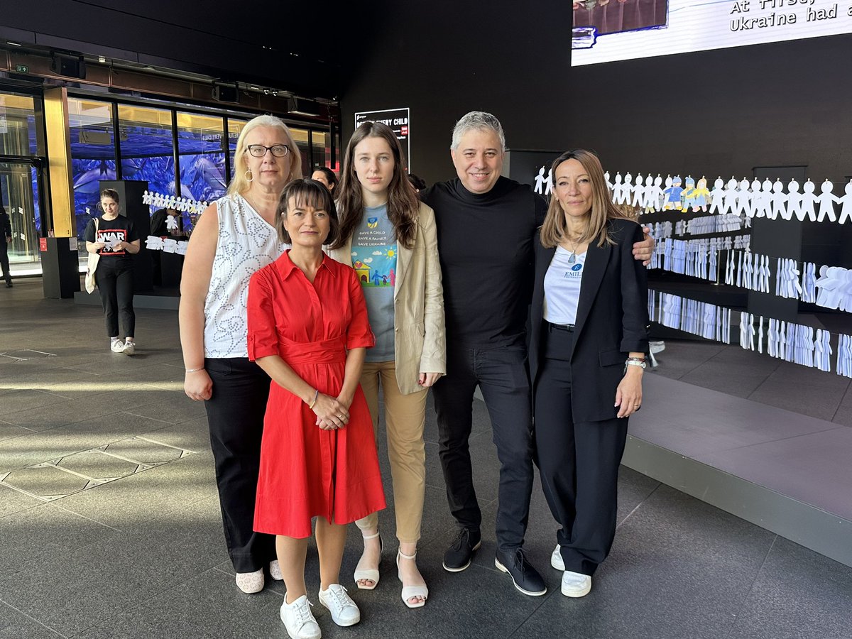 JohannaBaxter's tweet photo. Honoured to partner with @WarChildUK on their incredibly moving exhibition on the plight of the stolen children of Ukraine &amp; to be there at the  opening today w three of those children who have since been returned home. Their bravery is immense. #ReturnEveryChild https://t.co/Opv6uvajDR