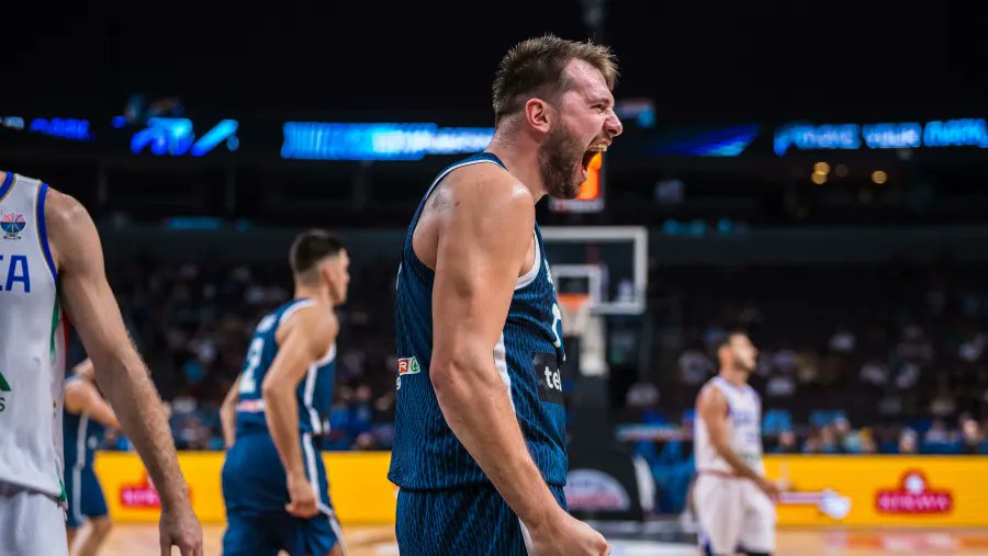 #EuroBasket | Octavos de Final

Con un Luka increíble, Eslovenia 🇸🇮 le ganó 84-77 a Italia 🇮🇹 y avanzó a 4tos.

🇸🇮 Doncic 42 PTS (5/11 3PT), 10 REB, 3 STL.
🇸🇮 Prepelic 11 PTS (3/7 3PT).

🇮🇹 Fontecchio 22 PTS, 5 REB, 3 STL.

🆚 🇩🇪 en Cuartos de Final