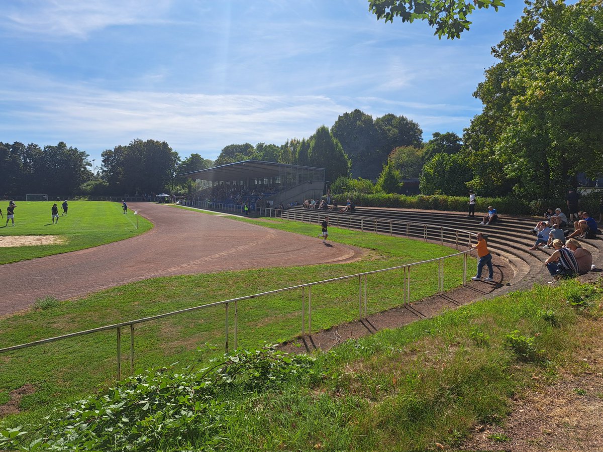 SjoerdVVV's tweet image. Büderich was nog puntloos, maar Uerdingen bleek een uitstekend medicijn. 
Gelukkig waren alle andere factoren zoals het heerlijke stadion, het weer, de sfeer en het eten en drinken naar goed Duits gebruik wel prima in orde.