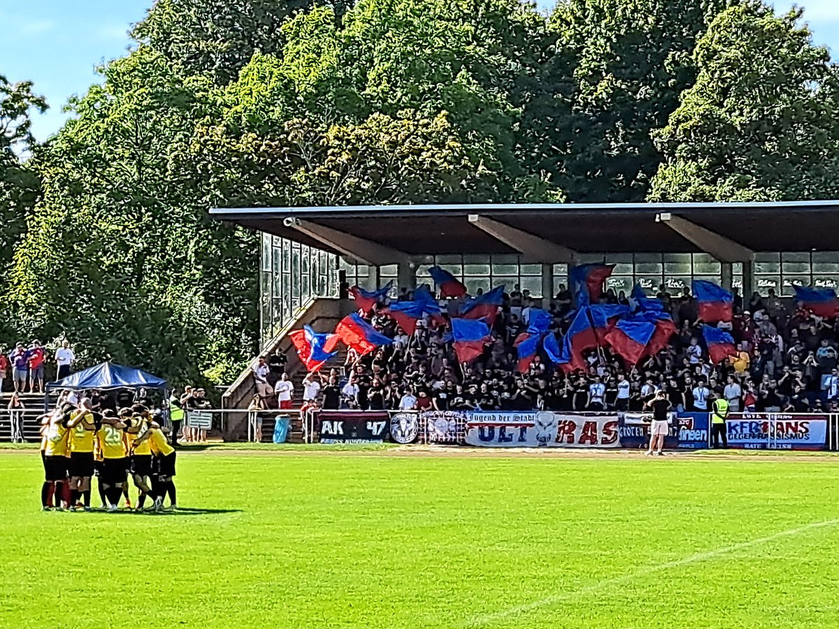 SjoerdVVV's tweet image. Büderich was nog puntloos, maar Uerdingen bleek een uitstekend medicijn. 
Gelukkig waren alle andere factoren zoals het heerlijke stadion, het weer, de sfeer en het eten en drinken naar goed Duits gebruik wel prima in orde.