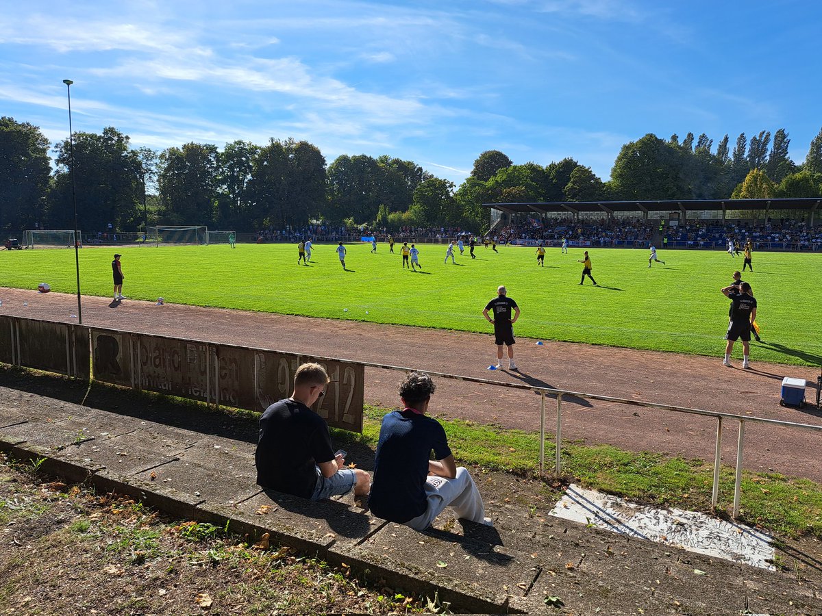 SjoerdVVV's tweet image. Büderich was nog puntloos, maar Uerdingen bleek een uitstekend medicijn. 
Gelukkig waren alle andere factoren zoals het heerlijke stadion, het weer, de sfeer en het eten en drinken naar goed Duits gebruik wel prima in orde.