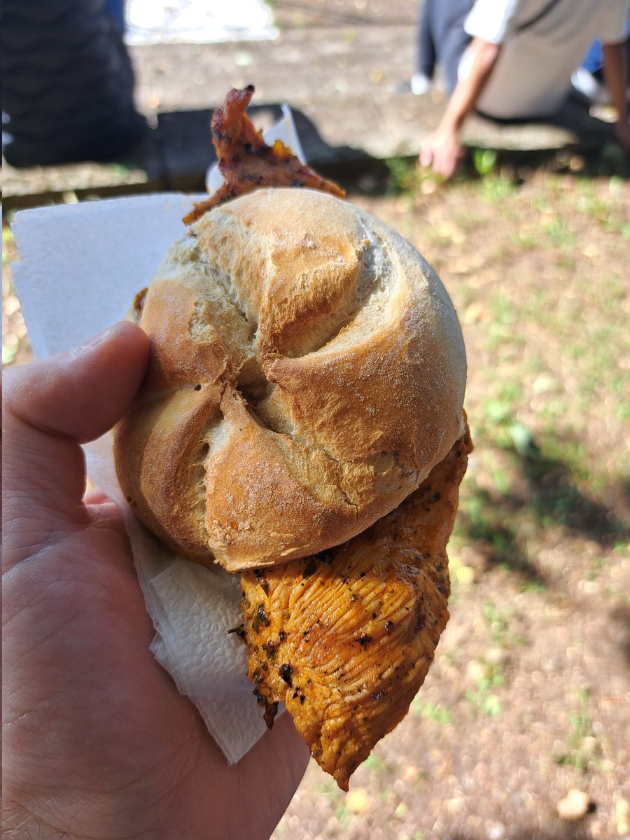 SjoerdVVV's tweet image. Büderich was nog puntloos, maar Uerdingen bleek een uitstekend medicijn. 
Gelukkig waren alle andere factoren zoals het heerlijke stadion, het weer, de sfeer en het eten en drinken naar goed Duits gebruik wel prima in orde.