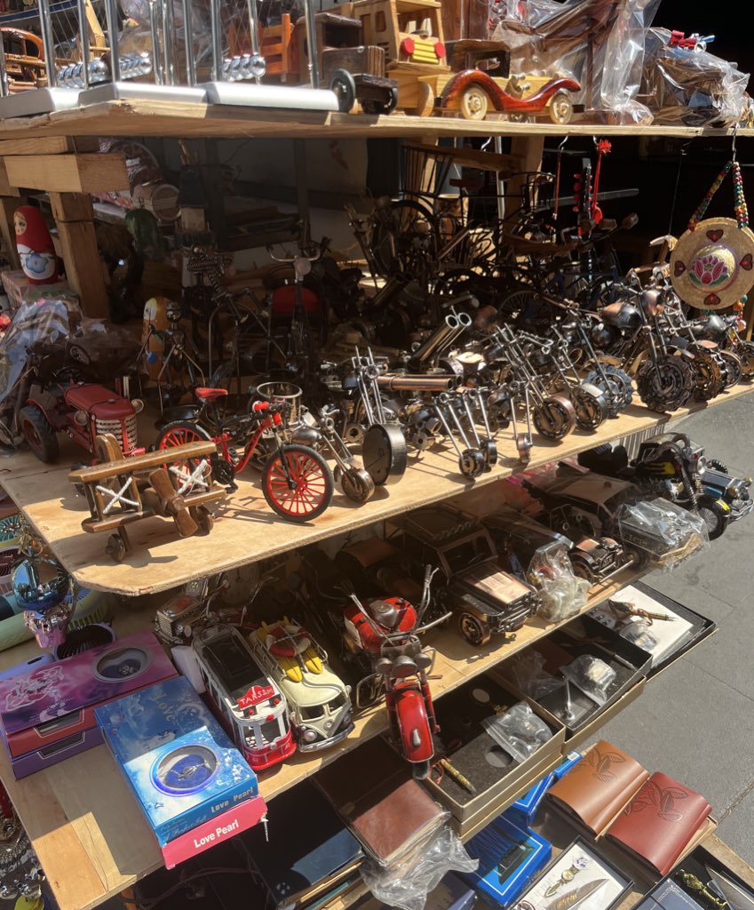 İstanbul’da sonunda aradığım dükkânı buldum. Nostaljik oyuncak köşesi için tam yer. Derler ya arayan hem belasını hem de aradığını bulur