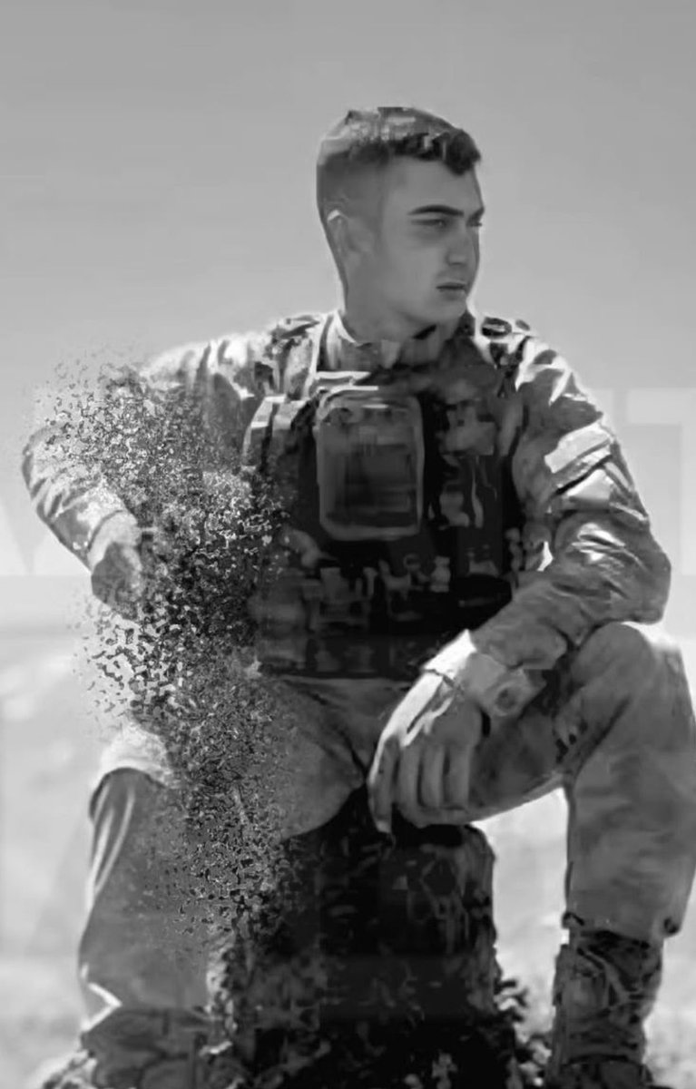 Şehit  Eren Kaplan. 

Al Bayrakta Yıldız olmuştur.

Rahmet olsun.

#EvvelceGidenlereSelamOlsun