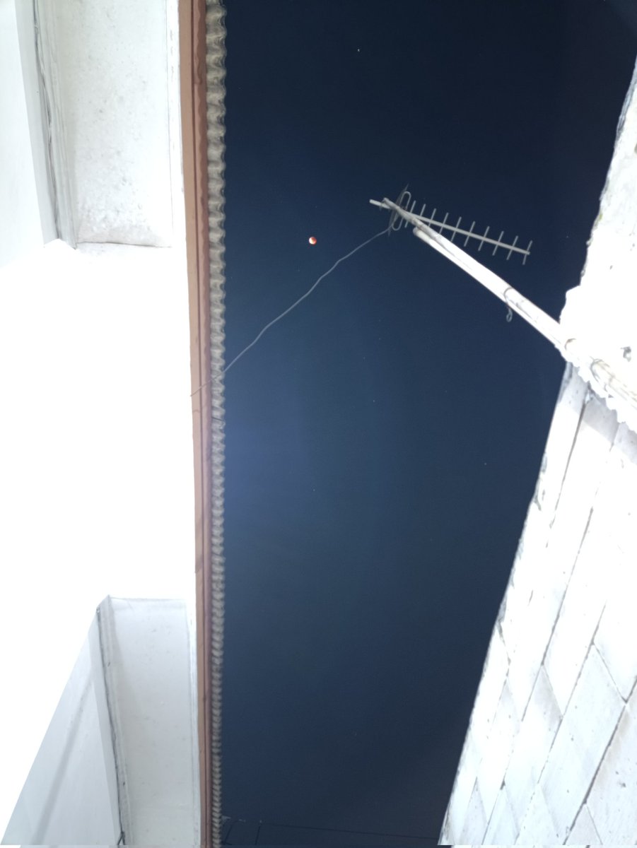 fdlysr24's tweet photo. /Gerhana Bulan malam ini, bentar lagi puncaknya. Posisi lihat dari Bogor, Jawa Barat, Indonesia https://t.co/wtvZAm768J