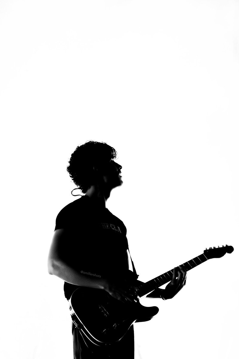 otranadih's tweet image. My two favourite shots from tour ❤️‍🩹 @ShawnMendes @ShawnAccess #ontheroadagainlondon #ontheroadagain