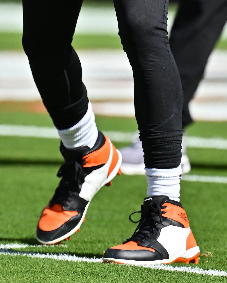 Joe Burrow is still wearing swoohless Air Jordan 1 cleats 👀