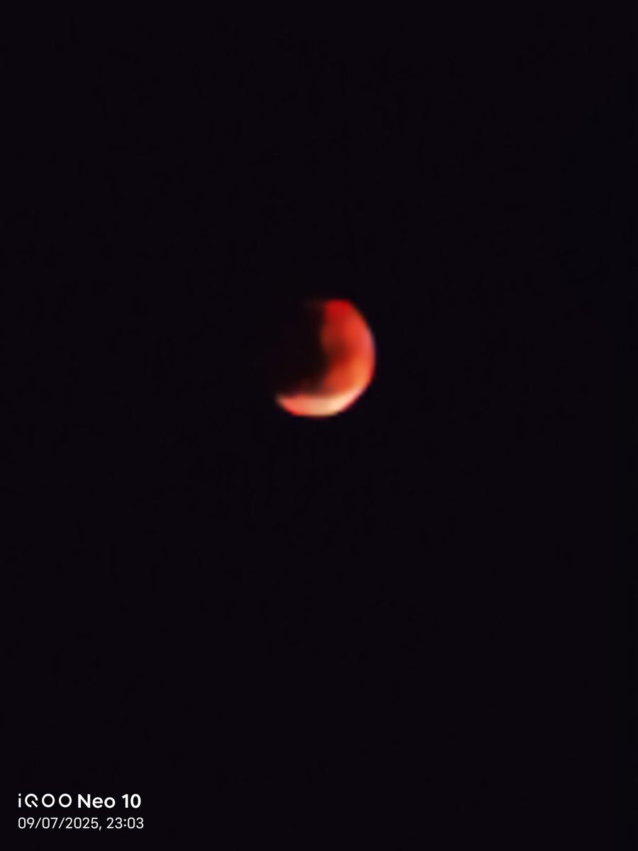 Ravi95457422's tweet photo. #LunarEclipse 
#iqooneo10 #iQOOCommunity  please update your supermoon mode to click lunar eclipse  
And thanks for amazing photo quality 
Thanks iqoo https://t.co/ZZqElvop6g