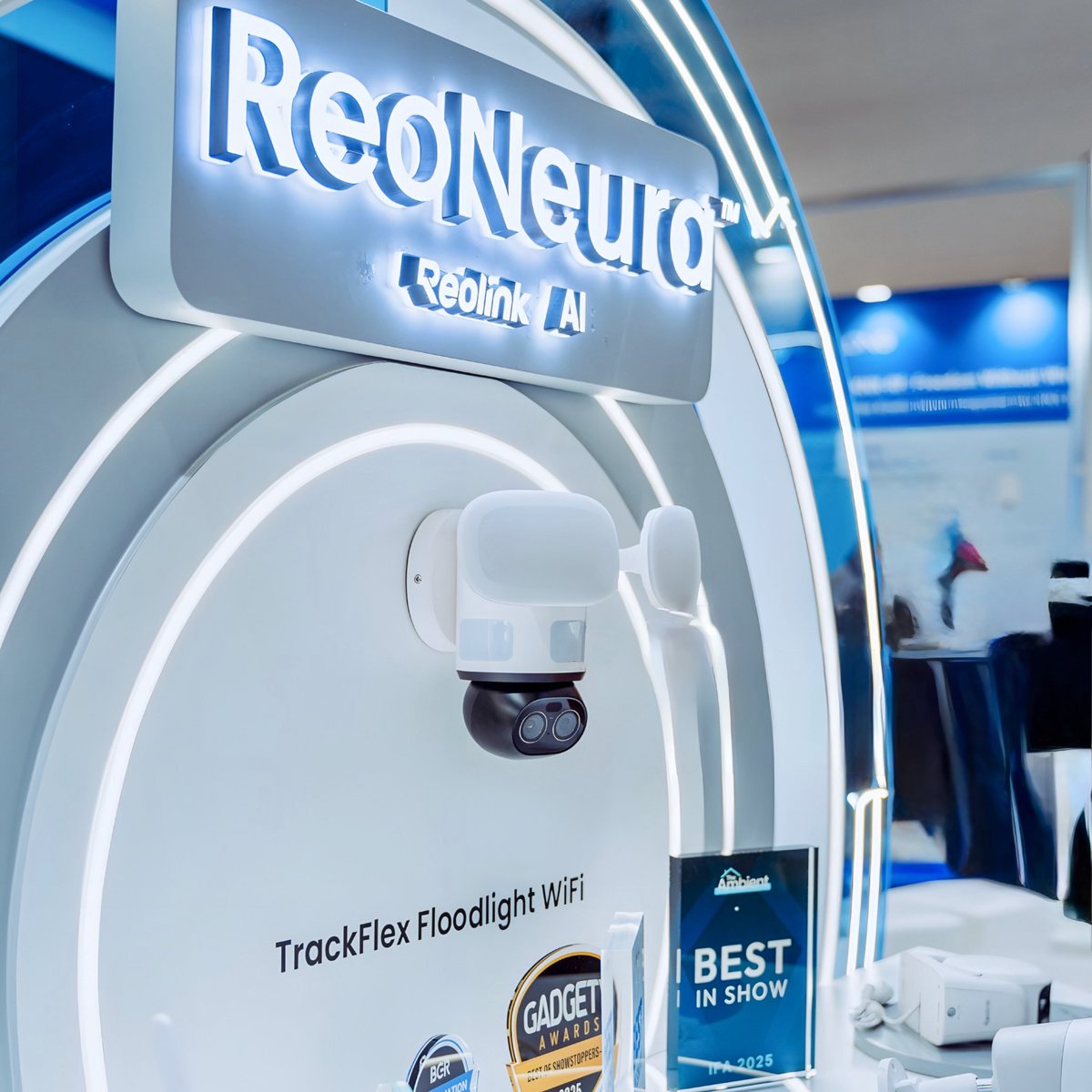 MikyAncona's tweet image. Reolink rivoluziona la sicurezza smart all’#IFA2025: tra l’AI intelligente di ReoNeura™ e la potenza luminosa a 360° del TrackFlex Floodlight 4K, il futuro della sorveglianza è qui.
#Reolink #IFA2025 #ReoNeura #TrackFlex #SmartSecurity #HomeSafety #AIPowered @ReolinkTech