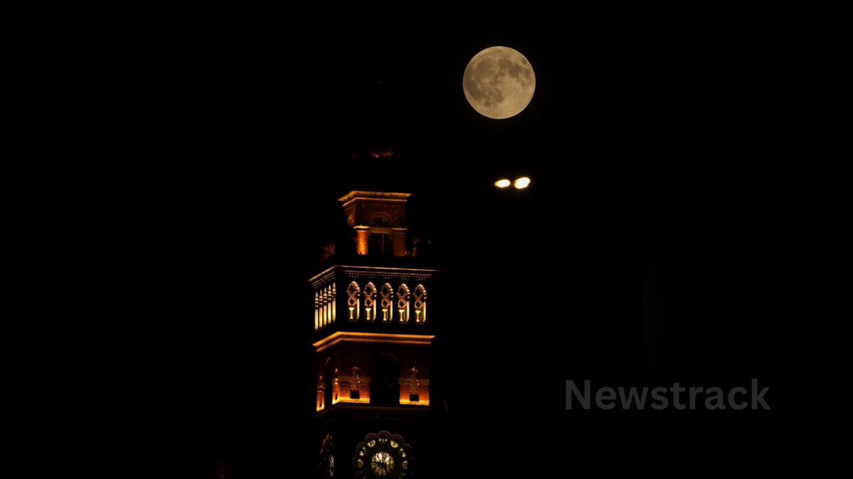 newstrackmedia's tweet photo. पुराने लखनऊ के रूमी गेट से दिखा चंद्र ग्रहण का अद्भुत नज़ारा. 

फोटो: न्यूज़ट्रैक (@tripsashu)

#LunarEclipse #ChandraGrahan2025 #lucknow #bloodmoon https://t.co/LEQ2qWMny6