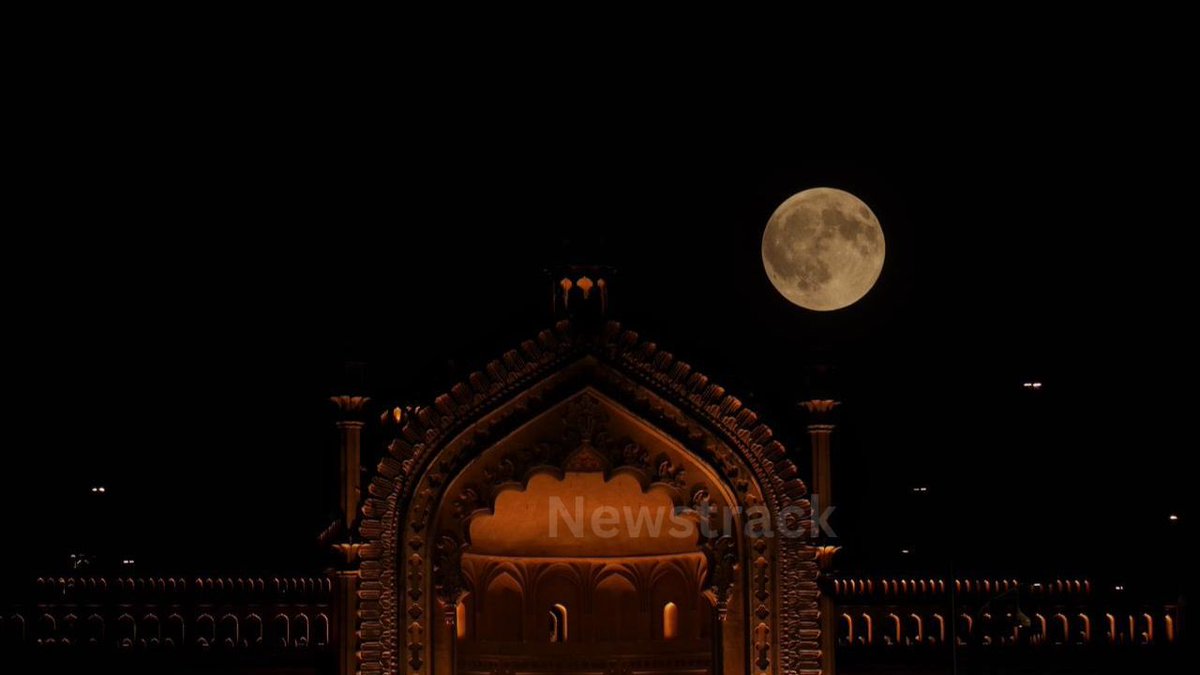 newstrackmedia's tweet photo. पुराने लखनऊ के रूमी गेट से दिखा चंद्र ग्रहण का अद्भुत नज़ारा. 

फोटो: न्यूज़ट्रैक (@tripsashu)

#LunarEclipse #ChandraGrahan2025 #lucknow #bloodmoon https://t.co/LEQ2qWMny6