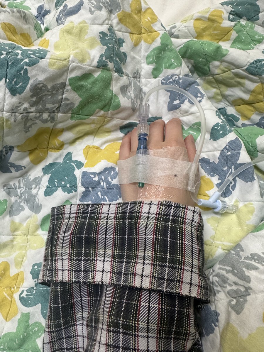 Sudden losing part of vision is so so so panicking.

 I still wanna make photos and videos of #BossNoeul shine on stage, and their naughty faces when messing around together. 

There is still lot of beauty left for me to find out in life. Hopefully I still manage to find them.