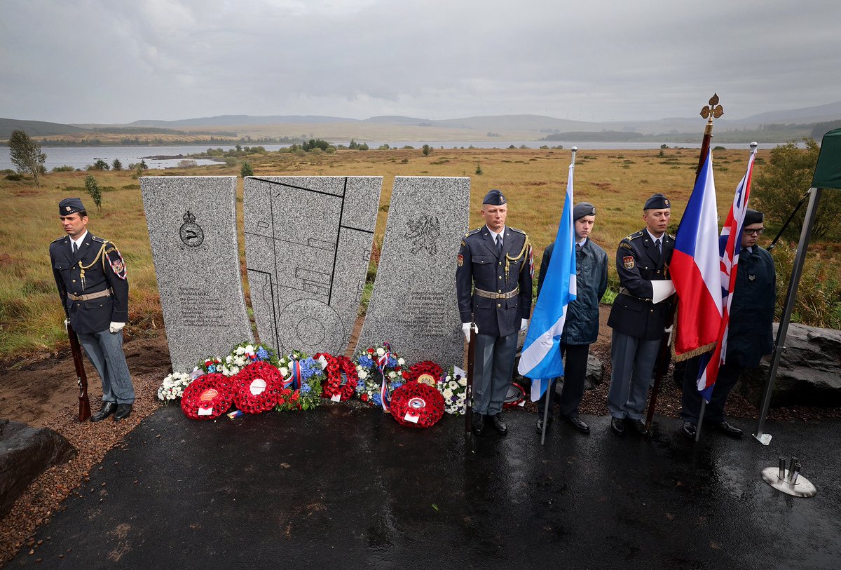 Ministerstvo obrany (@obranatweetuje) on Twitter photo V těchto místech u skotského jezera Loch Doon zahynul v roce 1941 při cvičném letu československý pilot RAF plukovník i. m. František Hekl. Jeho památku zde ode dneška připomíná pomník. Slavnostního odhalení se zúčastnila ministryně obrany <a href="/jana_cernochova/">Jana Černochová</a>, předsedkyně <a href="/snemovna/">Poslanecká sněmovna ČR</a> V těchto místech u skotského jezera Loch Doon zahynul v roce 1941 při cvičném letu československý pilot RAF plukovník i. m. František Hekl. Jeho památku zde ode dneška připomíná pomník. Slavnostního odhalení se zúčastnila ministryně obrany <a href="/jana_cernochova/">Jana Černochová</a>, předsedkyně <a href="/snemovna/">Poslanecká sněmovna ČR</a>