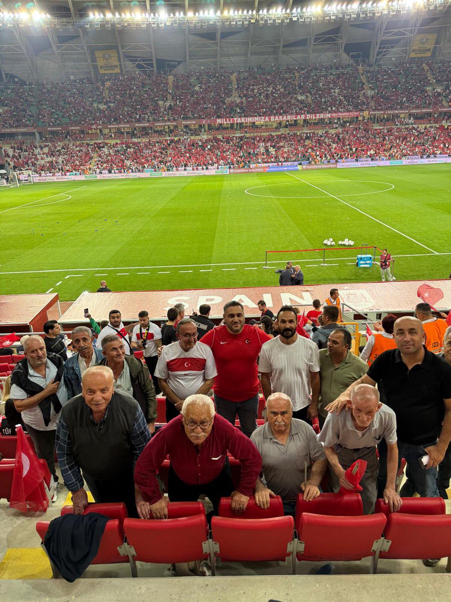 T.C. Keçiören Belediyemize bağlı Huzurevimizdeki büyüklerimizle birlikte Konya’da Milli Takımımızın İspanya ile oynayacağı karşılaşma için tribünlerdeki yerimizi aldık. 🇹🇷⚽

Hem Milli Takımımızın heyecanına ortak olacak hem de büyüklerimizle güzel bir hatıra daha biriktireceğiz.