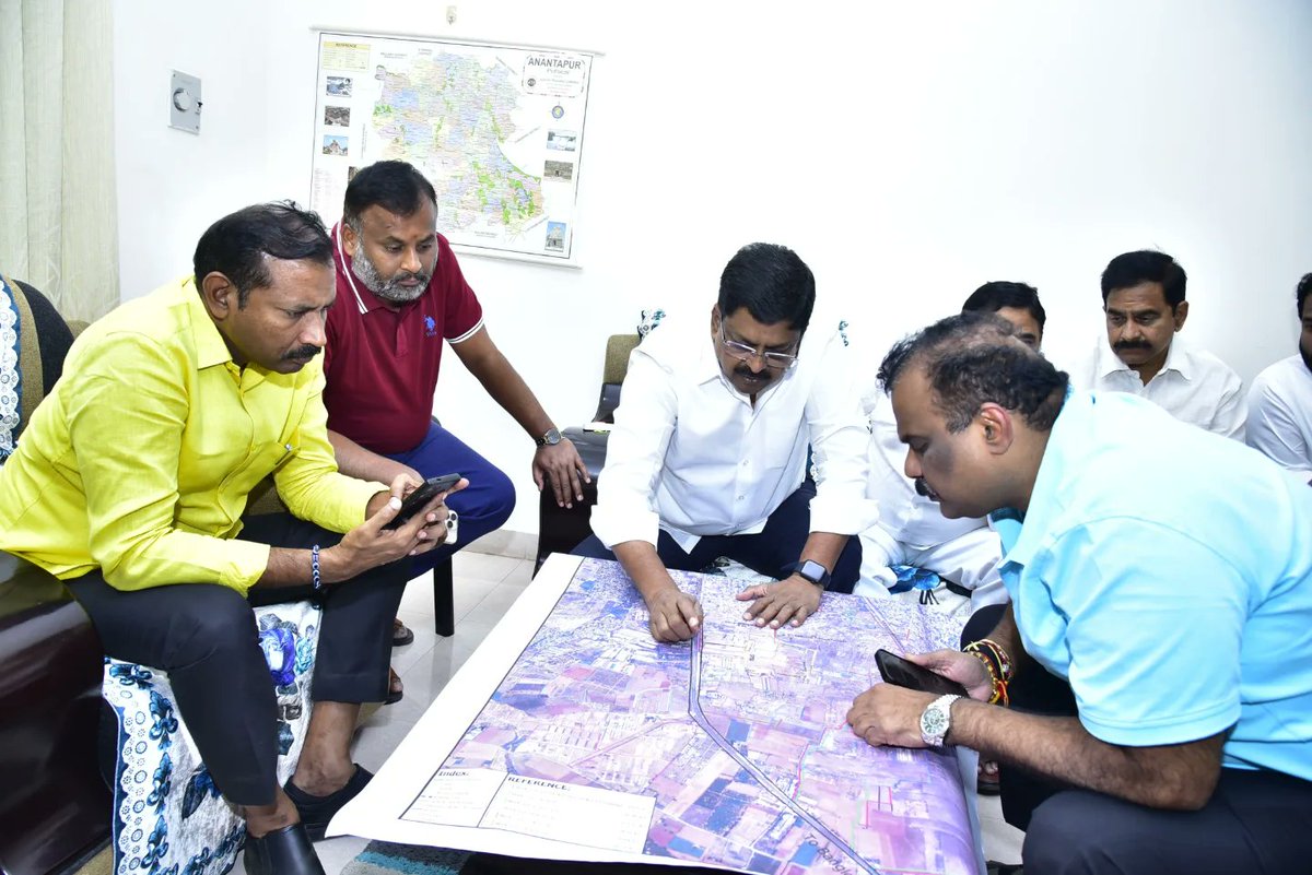 Pallasrinivas4u's tweet image. అనంతపురంలో జరగబోయే &quot;సూపర్ సిక్స్ -  సూపర్ హిట్&quot;  భారీ బహిరంగ సభ ఏర్పాట్ల మీద టిడిపి నేతలు, స్థానిక నాయకులు, కూటమి శ్రేణులతో సమీక్షా సమావేశం నిర్వహించడం జరిగింది.
#PallaSrinivasaRao
#TeluguDesamParty
#TDPStatePresident
#SuperSixSuperHit