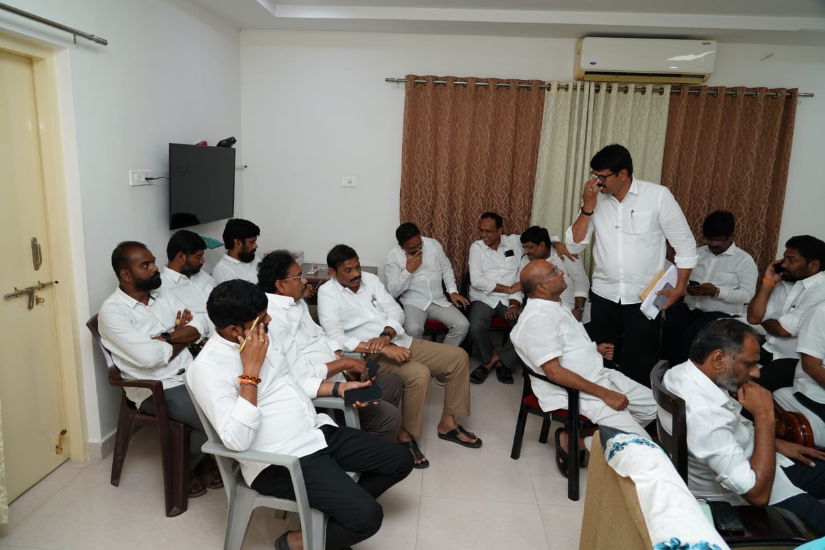 Pallasrinivas4u's tweet image. అనంతపురంలో జరగబోయే &quot;సూపర్ సిక్స్ -  సూపర్ హిట్&quot;  భారీ బహిరంగ సభ ఏర్పాట్ల మీద టిడిపి నేతలు, స్థానిక నాయకులు, కూటమి శ్రేణులతో సమీక్షా సమావేశం నిర్వహించడం జరిగింది.
#PallaSrinivasaRao
#TeluguDesamParty
#TDPStatePresident
#SuperSixSuperHit