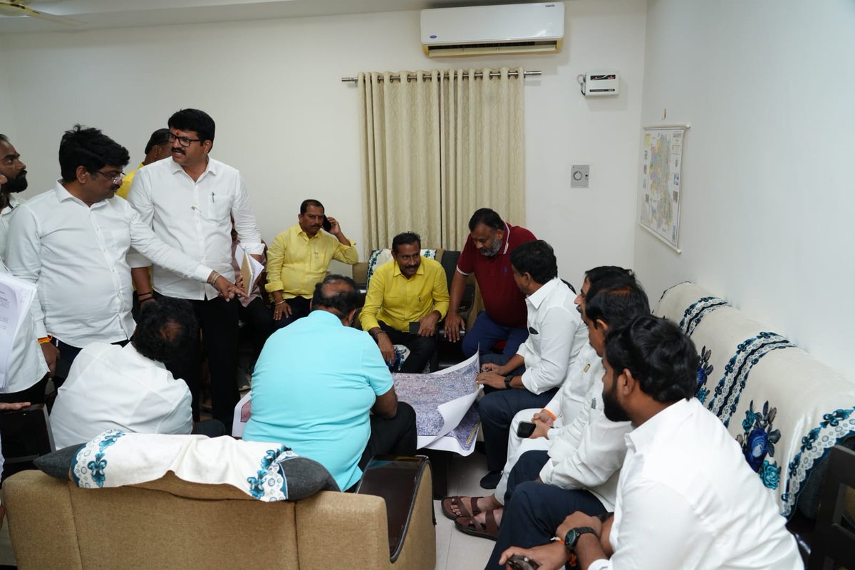 Pallasrinivas4u's tweet image. అనంతపురంలో జరగబోయే &quot;సూపర్ సిక్స్ -  సూపర్ హిట్&quot;  భారీ బహిరంగ సభ ఏర్పాట్ల మీద టిడిపి నేతలు, స్థానిక నాయకులు, కూటమి శ్రేణులతో సమీక్షా సమావేశం నిర్వహించడం జరిగింది.
#PallaSrinivasaRao
#TeluguDesamParty
#TDPStatePresident
#SuperSixSuperHit