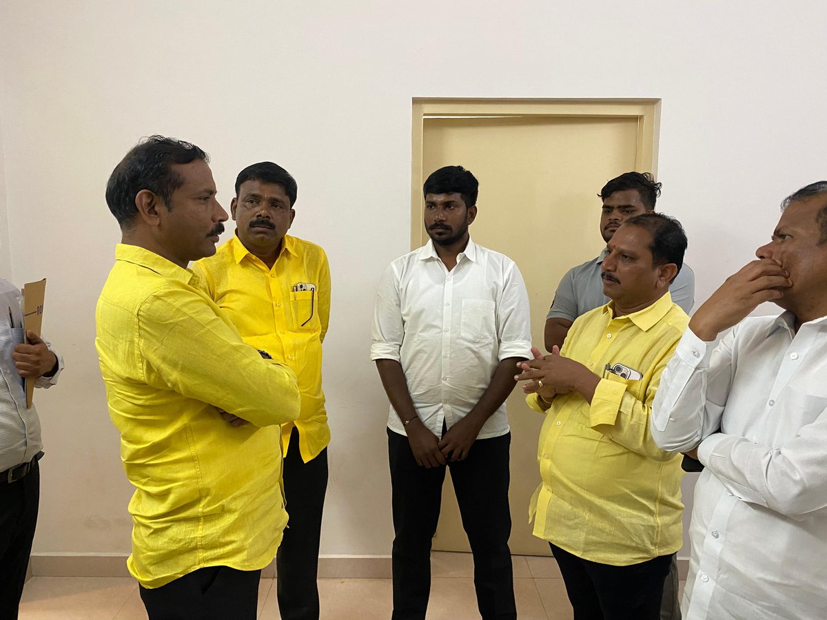 Pallasrinivas4u's tweet image. అనంతపురంలో జరగబోయే &quot;సూపర్ సిక్స్ -  సూపర్ హిట్&quot;  భారీ బహిరంగ సభ ఏర్పాట్ల మీద టిడిపి నేతలు, స్థానిక నాయకులు, కూటమి శ్రేణులతో సమీక్షా సమావేశం నిర్వహించడం జరిగింది.
#PallaSrinivasaRao
#TeluguDesamParty
#TDPStatePresident
#SuperSixSuperHit