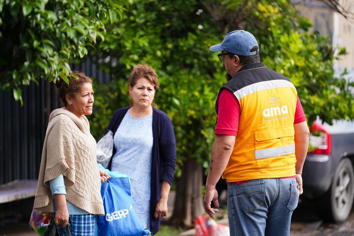 Presentes el Fracc. San Ángel y zonas aledañas, atendemos y supervisamos cada necesidad de los vecinos. 🌧️

Estado, Federación y Municipio sumamos esfuerzos para dar respuesta inmediata, porque #DurangoEsElCamino del trabajo en equipo.

Reporta cualquier emergencia al 072 o 911.