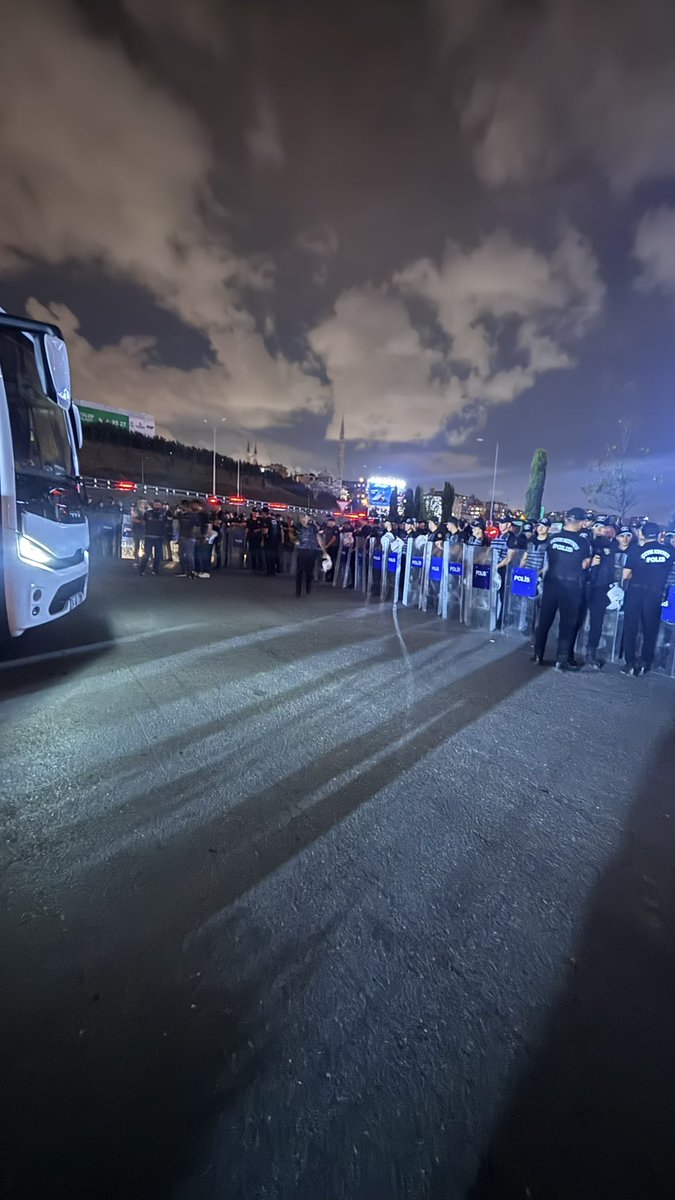 Kendi evimize giremiyoruz. CHP İstanbul İl Başkanlığı abluka altında.