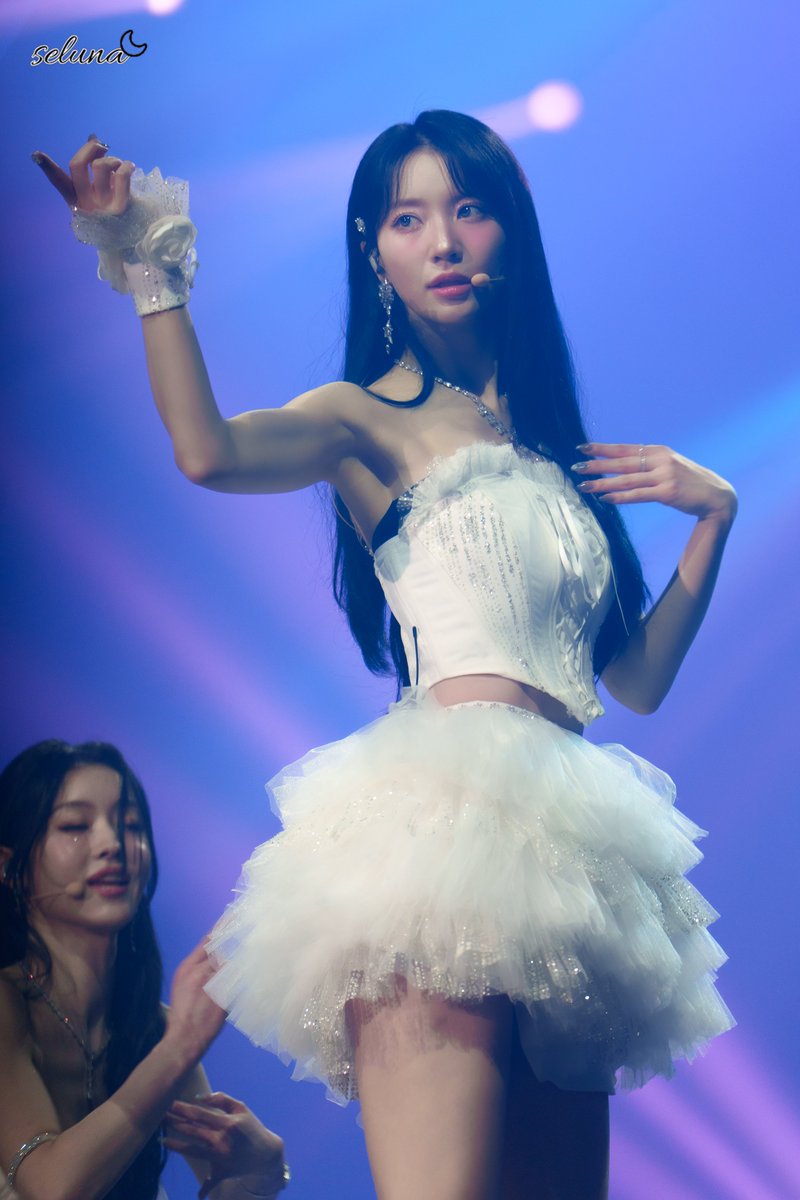 omg_hmysya's tweet image. 250420 오마이걸 밀키웨이 콘서트 유빈

오늘은 유빈이날🦌🐰💖

 #오마이걸 #OHMYGIRL #유빈 #YUBIN #밀키웨이

#가을햇살_가득안은_유빈데이 #HAPPYYUBINDAY