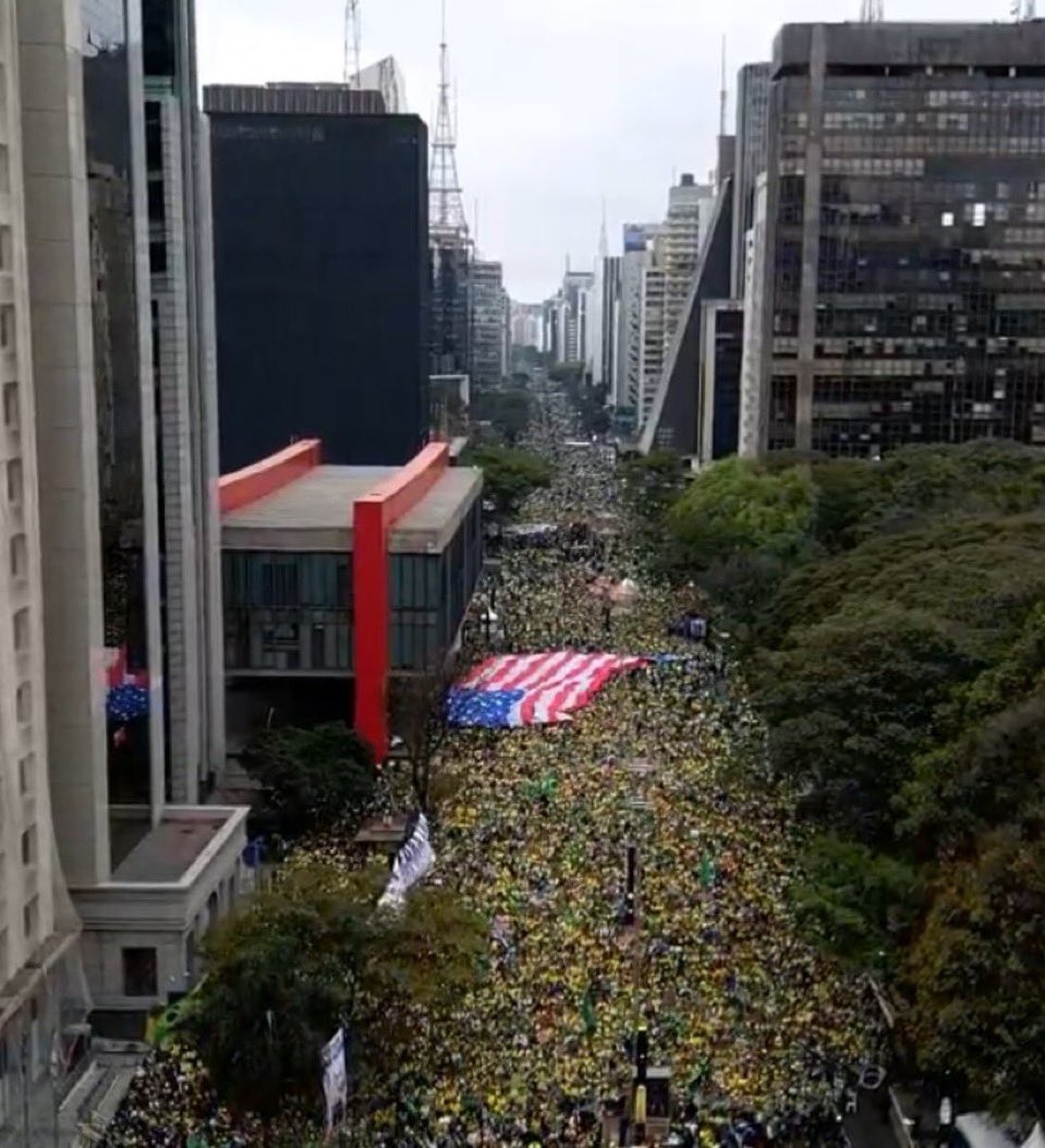 GugaNoblat's tweet image. Além de flopar de novo, só encheu na frente do MASP e um quarteirão ao lado, os patriotas bolsonaristas levaram bandeira gigante dos Estados Unidos, justo no dia da independência do Brasil. São um bando de pelego.
