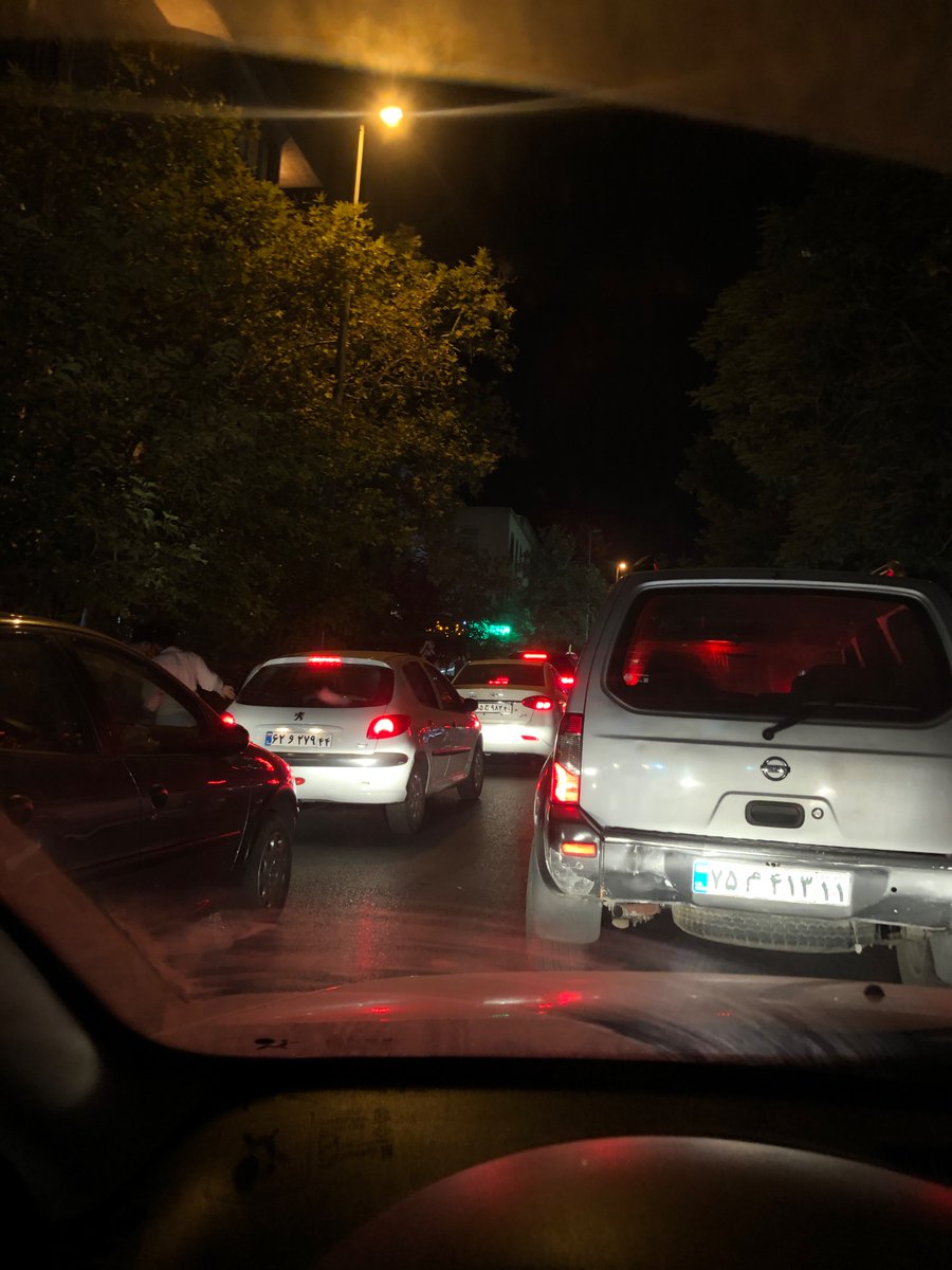 چه ترافیکیه ولنجک! همه دارن میرن بام. چیز مفتی میدن؟