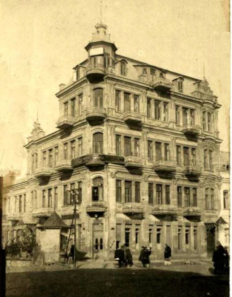 Karadeniz'den Rusya'ya göçen Rumlar, Kafkasya'da farklı bölgelere yerleşmişler; çoğunlukla restoran, otel ve mağaza sektörlerinde çalışmışlardır. Buna örnek;
Sohum'daki "Ordu Oteli" (1930'lar)...