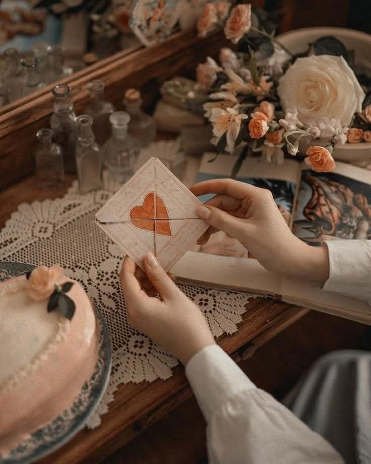 لن يراك أحد كما رأيتك انا رأيتك بقلبي فـ أحببتك رأيتك بعيني فـ عشقتك رأيتك بروحي فـ أدمنتك♥️.