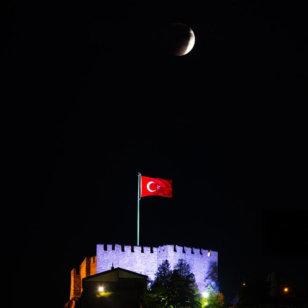 bpthaber's tweet photo. Kanlı Ay tutulması, Ankara Kalesi ve Türk bayrağıyla birlikte görüntülendi. https://t.co/y4cqvg4zoe