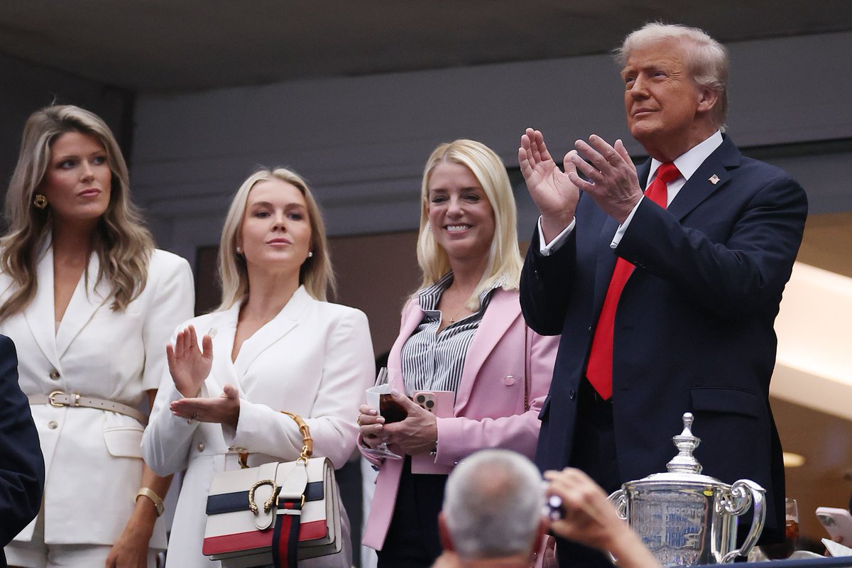 DailyCaller's tweet photo. TRUMP at US Open https://t.co/UeEgqaTrwg