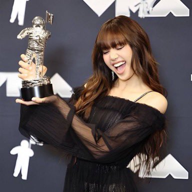 acervochaelisa's tweet photo. LISA acaba de se tornar a primeira solista a ganhar o prêmio de BEST K-POP TRÊS VEZES!! https://t.co/G8DbppKjQH