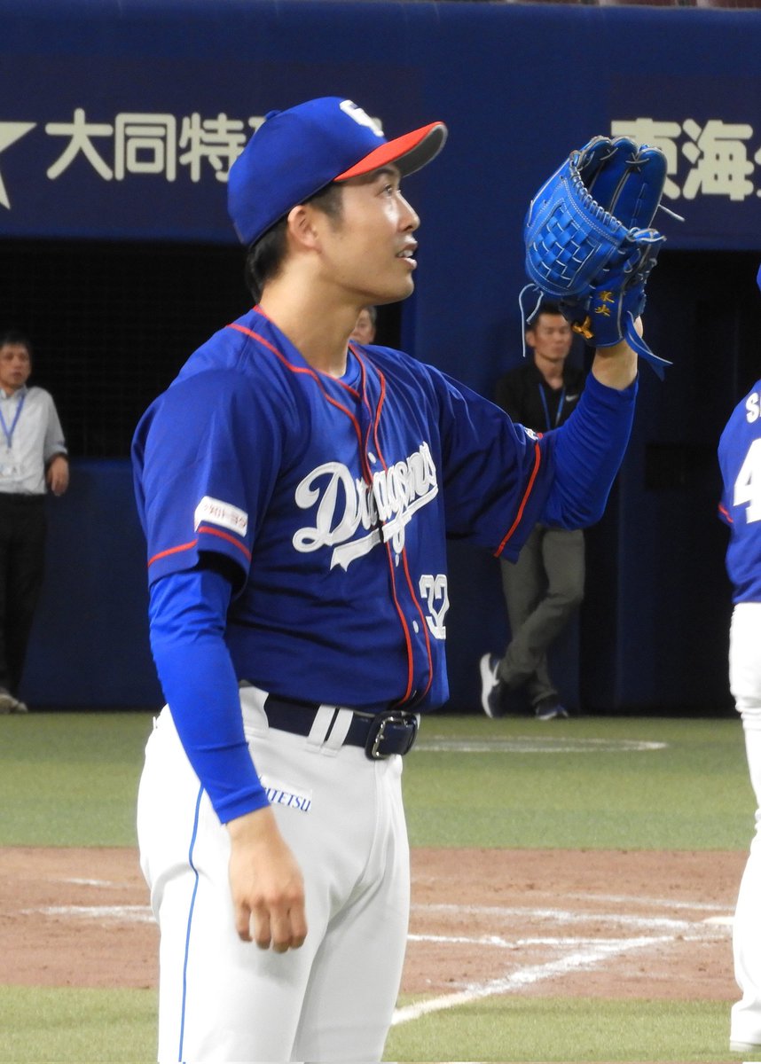 おはようございます🌞
週末の投手が同じだから勝ち試合に恵まれなく不貞腐れてる我が家です😤
旦那と子がグラウンドウォークに当選してたので家族でトコトコしてきました✌️
吉田聖弥投手、伊藤茉央投手が出てきてイベント対応してたのでしばらくはそこで見学🎵
若い2人には竜の未来を支えて欲しいね✨