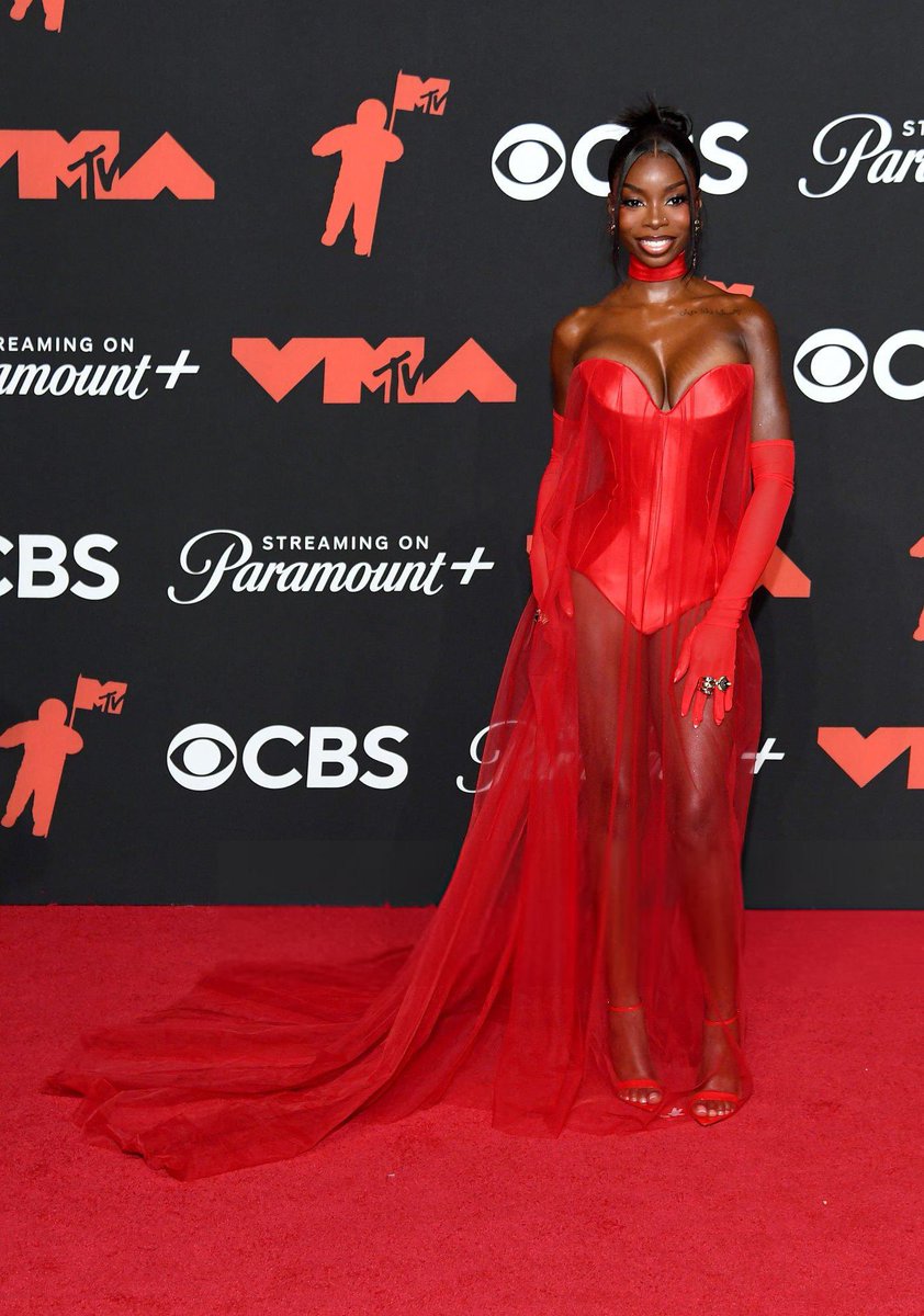 MagazinePepper's tweet photo. Some of the #VMAs looks so far https://t.co/b8LrXDqAZf