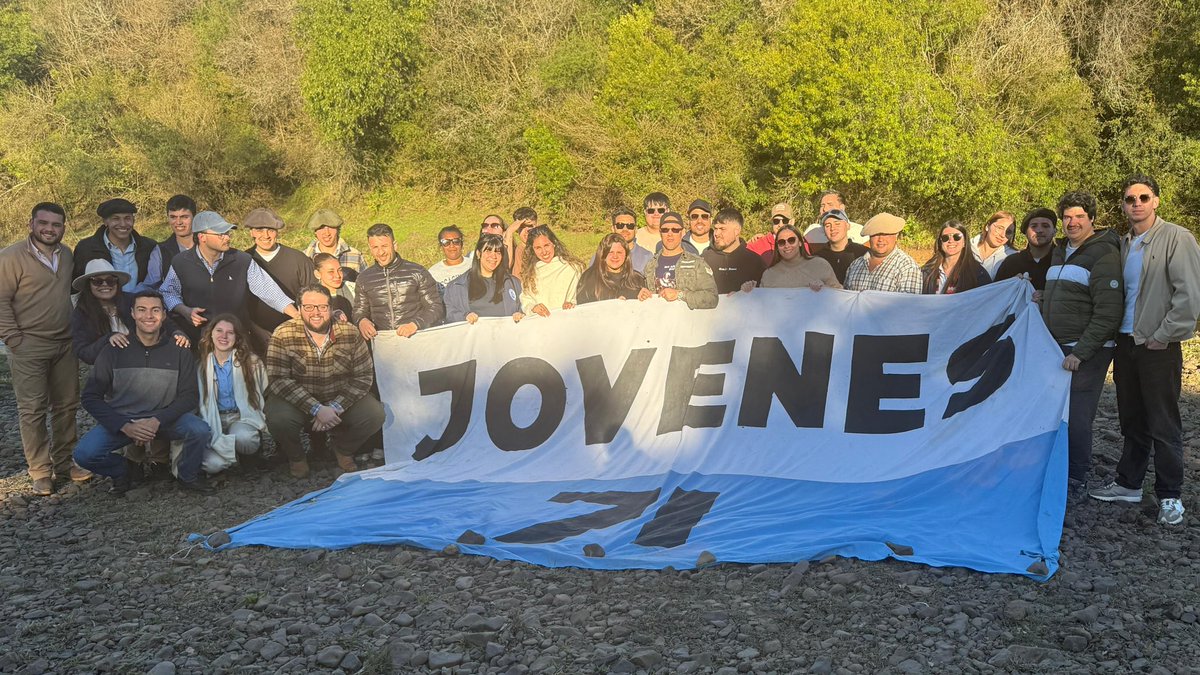 Parte de la barra joven de <a href="/VNacional71/">Victoria Nacional</a> dijo presente en Masoller 💪

Homenajeando a nuestro caudillo Aparicio y llevando su legado hacia el futuro 🇺🇾