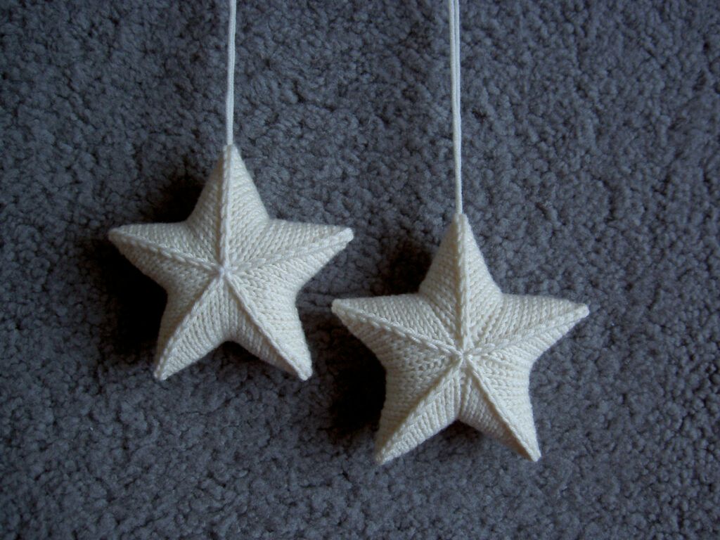 knithacker's tweet image. Hanging Star Stashbuster ... FREE Pattern Alert! Cast On 'Stjärna' Designed By Karolina Eckerdal: 👉 buff.ly/h6CsdBi #knitting #handmade #freepattern