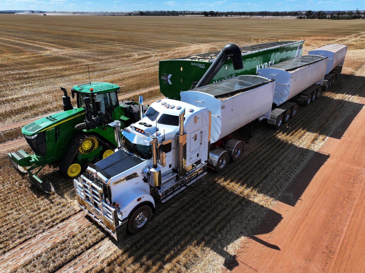 Tidy setup! GrainKing 220T Maximus about to unload.