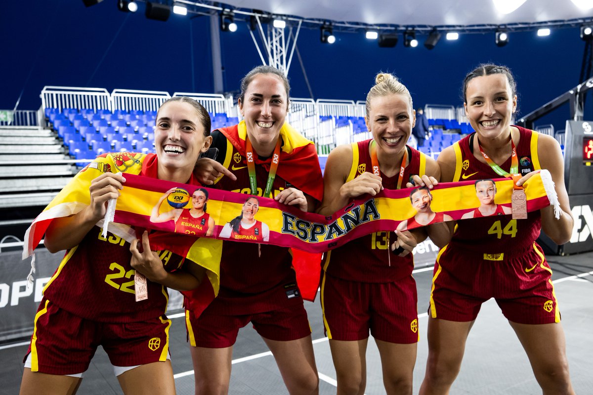 Un EQUIPO que ya es HISTORIA 😍

#SelFEM3x3 🇪🇸  #LaFamilia #SomosEquipo