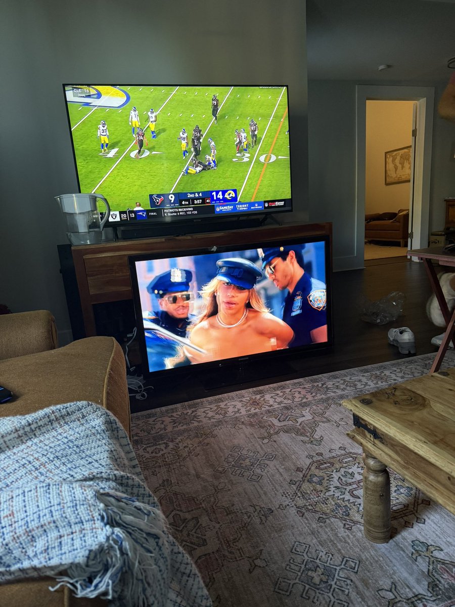 Red zone up top, Tate McRae no volume on the bottom #expand